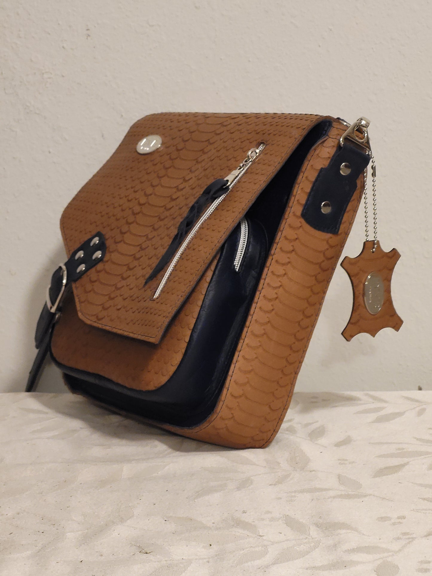 JeroniMore Messenger Bag in Leather