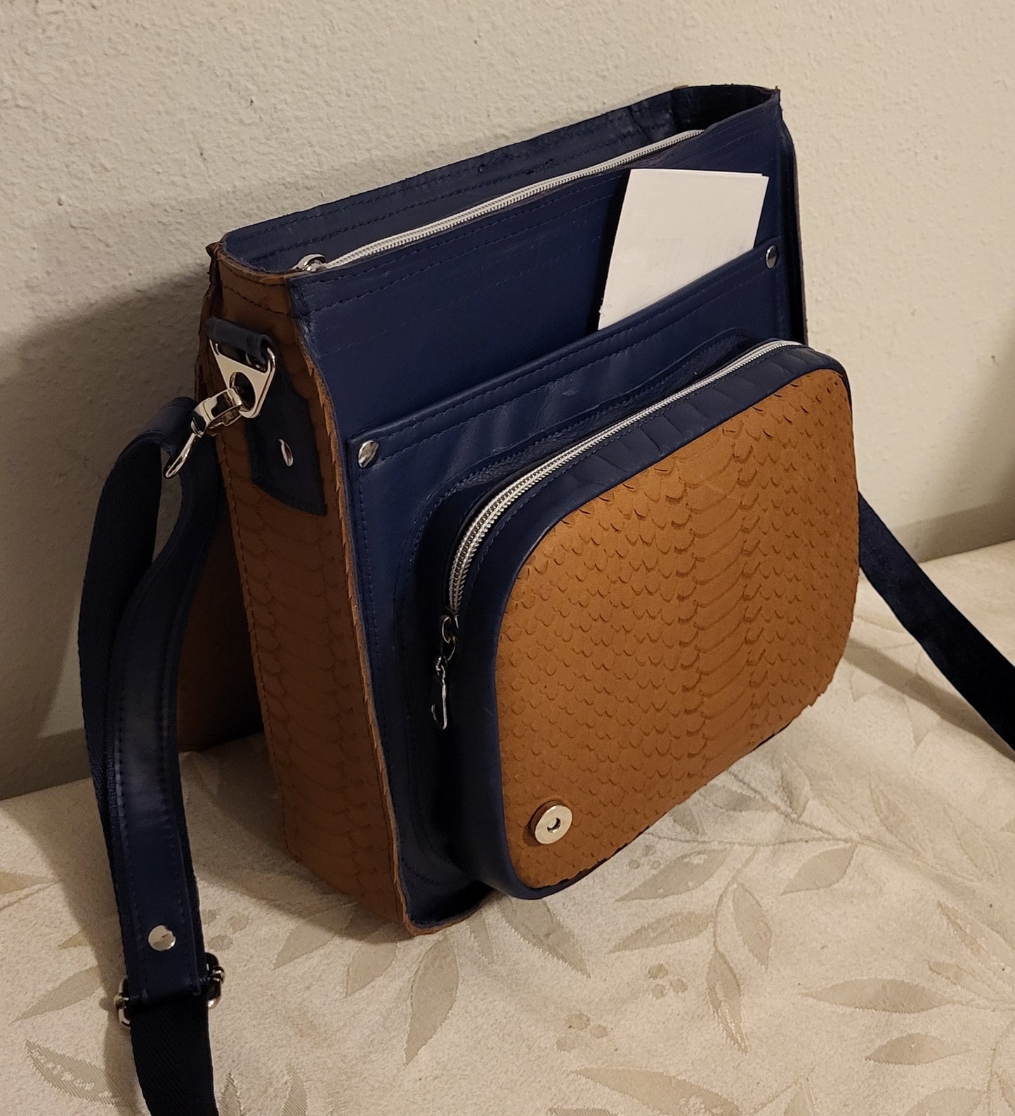 JeroniMore Messenger Bag in Leather