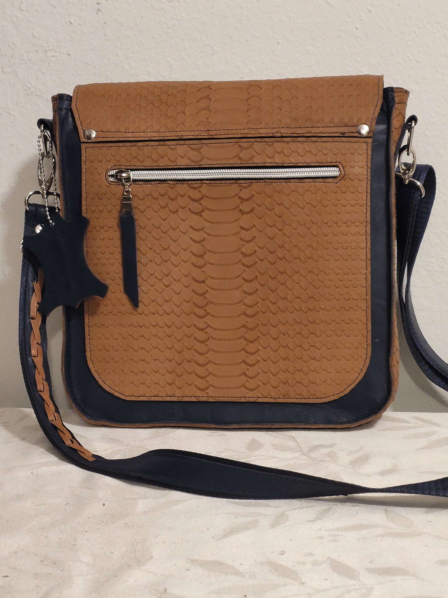 JeroniMore Messenger Bag in Leather