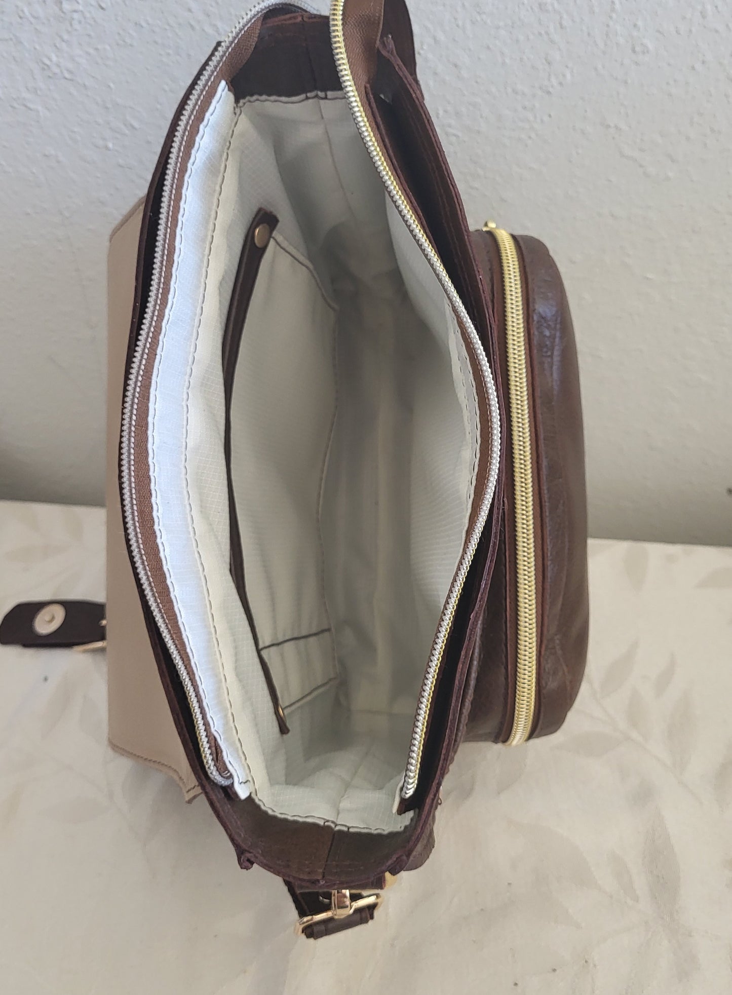 JeroniMore Messenger Bag in Leather